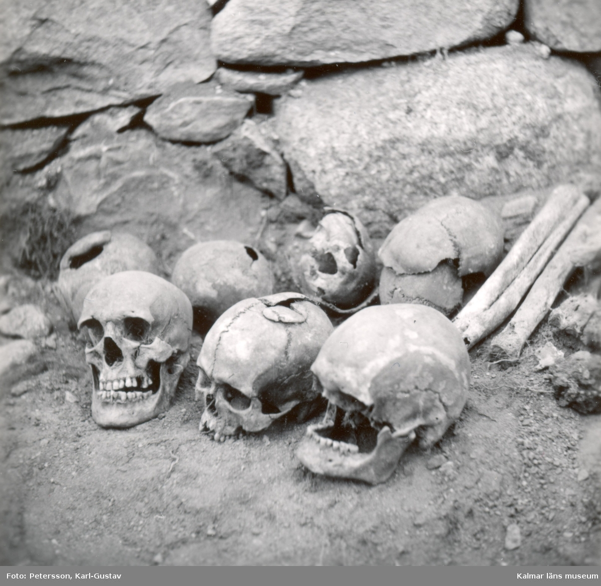 Skelettfynd vid breddning av riksväg 4 invid kyrkoruinen, hösten 1953. Undersökning genom K G Pettersson.