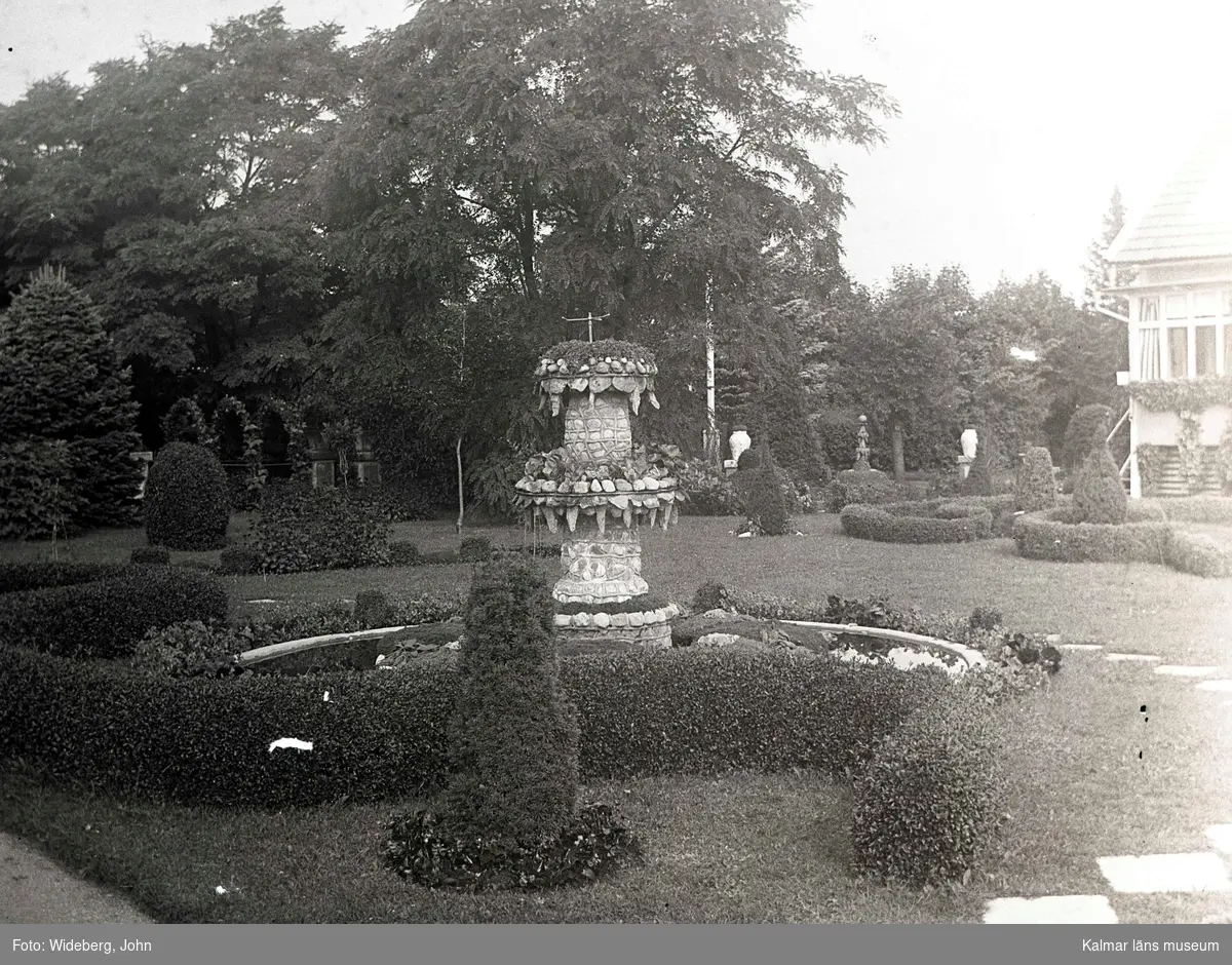 En fontän i miittersta delen av Widebergs trädgård.