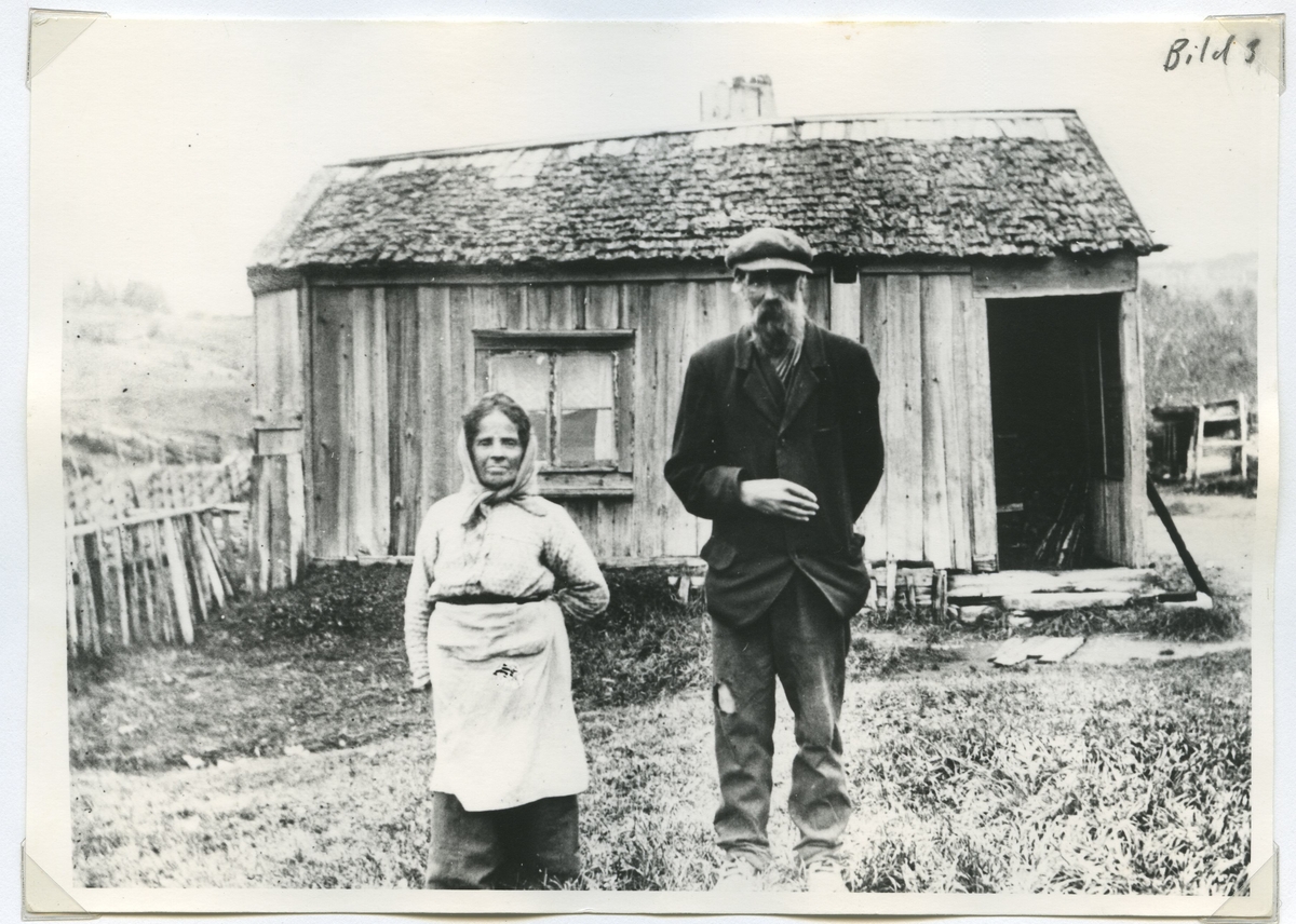 Ante och Lillulla. Nätra församling, söder om Örnsköldsvik. Deras bostad vittnar om den fattigdom som ännu i början av 1900-talet var vida spridd i Sverige.