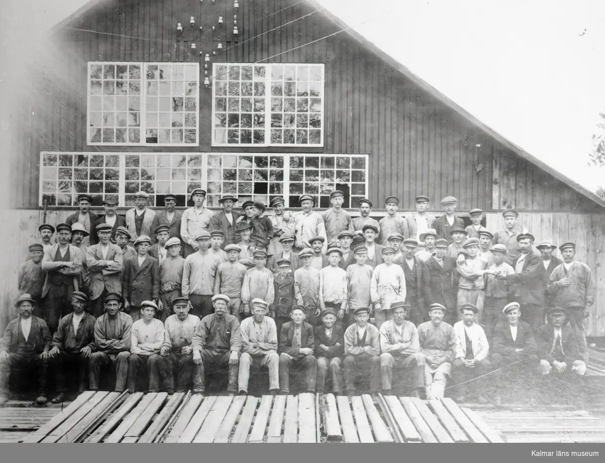 Gruppbild av sågverksarbetare i Blankaholm.