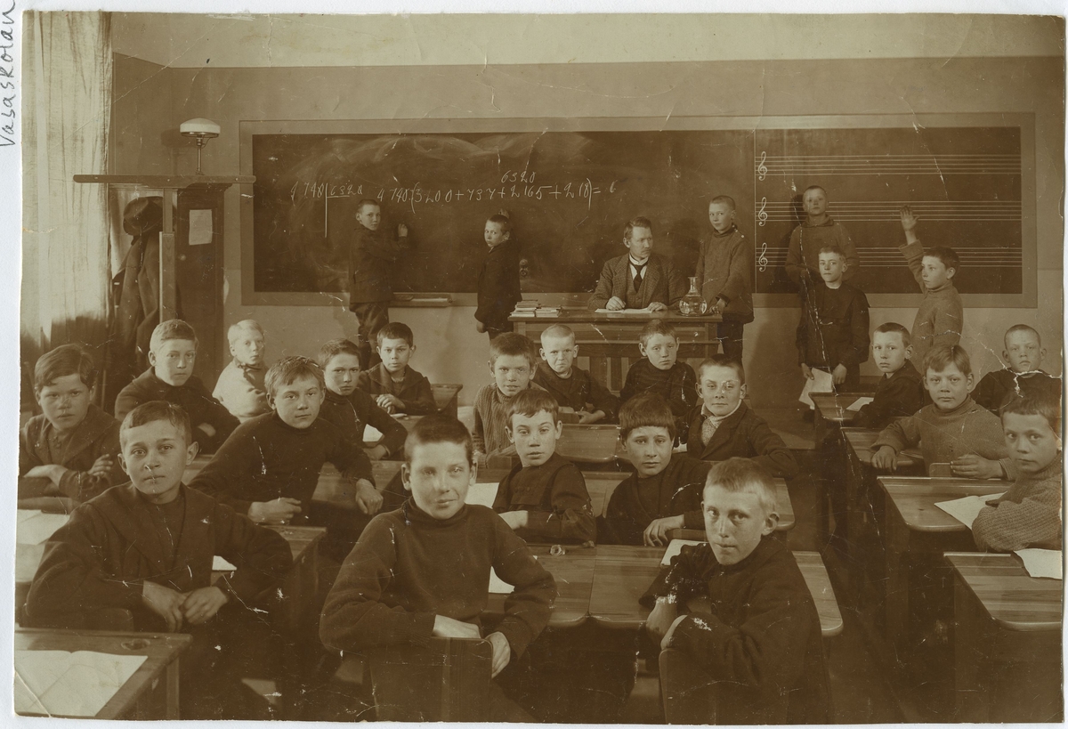 4:e klass folkskolan, Vasaskolan, Vårterminen 1918. Folkskollärare Georg Johansson, Heijocksgatan 3, Kalmar.