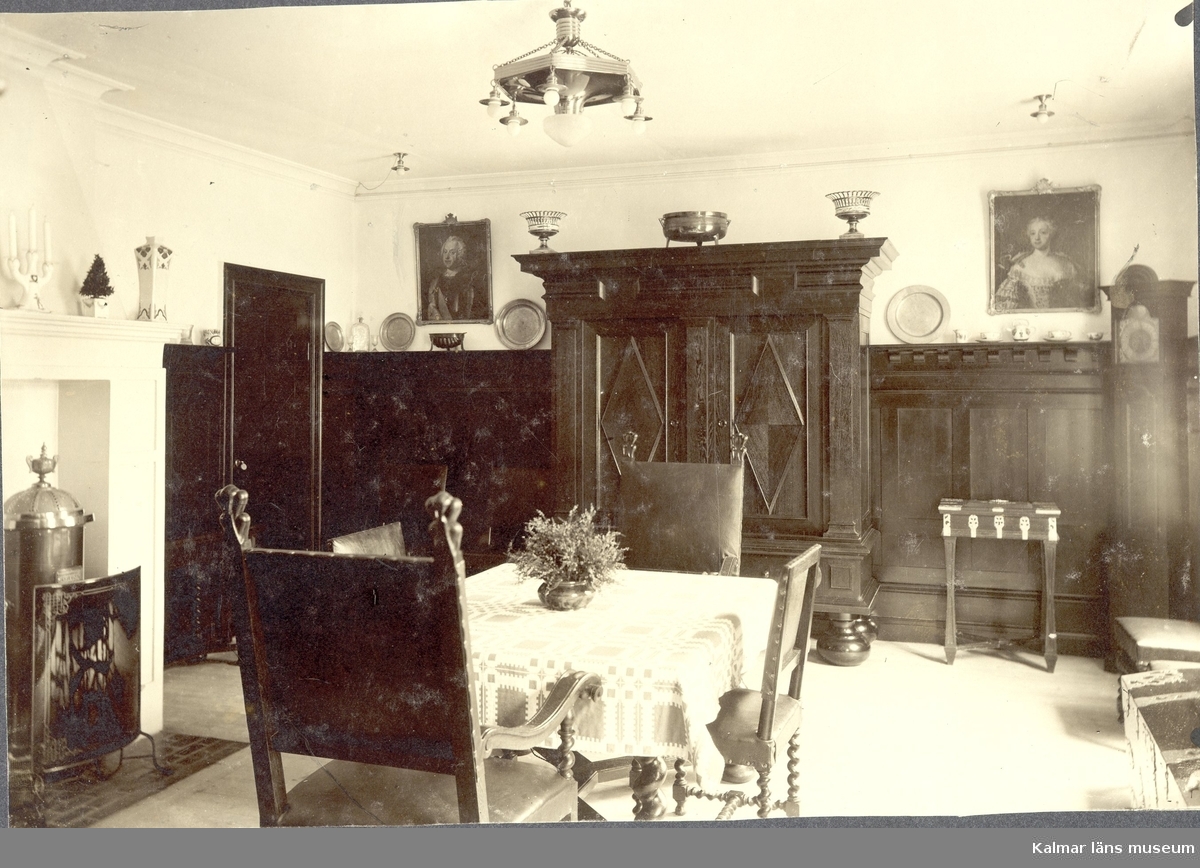 Interiör från Carlsbergsvillan med bland annat bord, stolar och skåp.