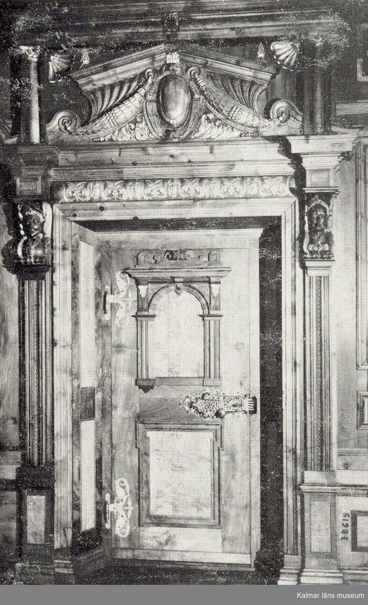 Dörrparti från Casa Pestalozzi i Chiavenna.
På vissa plåtar har Martin Olsson klistrat eltejp för att markera hur bilden skulle beskäras i boken.