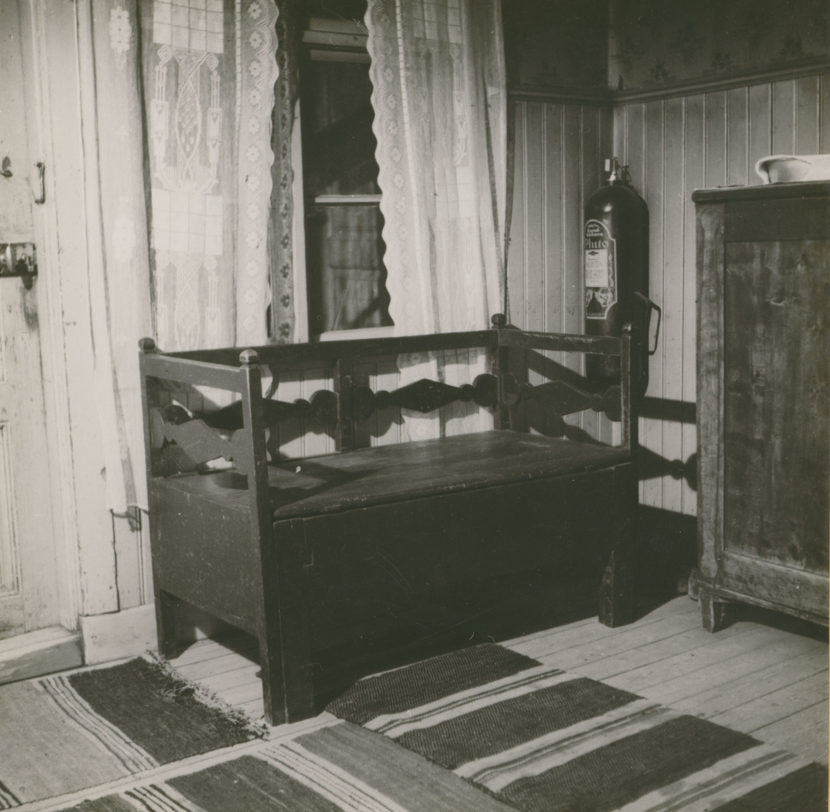 Korparyd. Interiör av köket. Observera sängstolen. År 1920 dog en 90-årig gumma, som legat däri som barn.