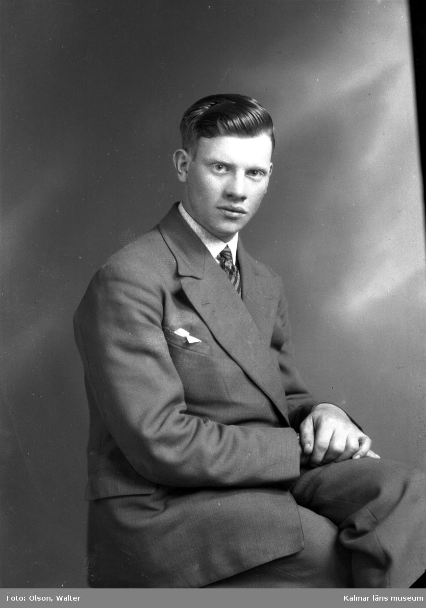 Ateljébild på en man i kostym. Enligt Walter Olsons journal är bilden beställd av Torsten Erlandsson.