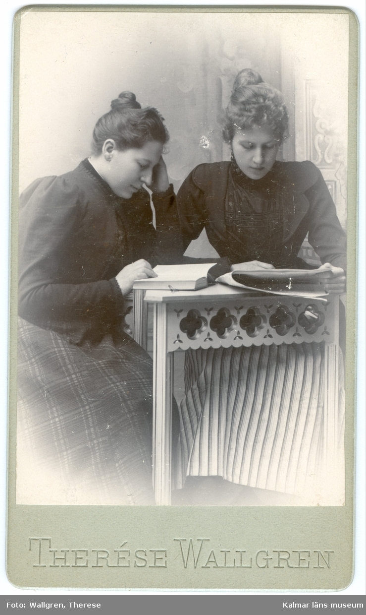 Porträtt av två läsande kvinnor.