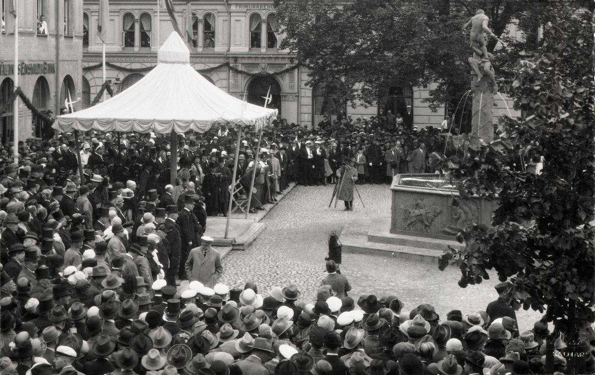 Kung Gustav V inviger Vasabrunnen på Larmtorget 1926.