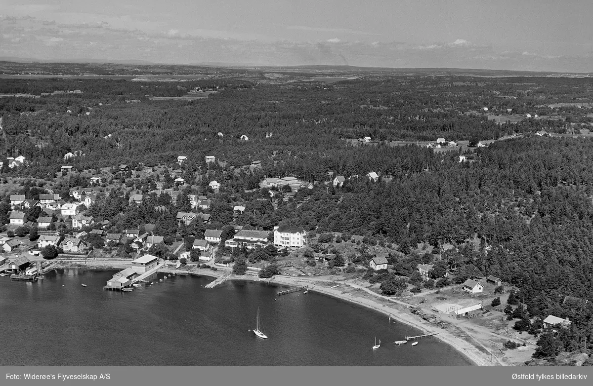 Oversiktsbilde fra Skjærhalden, Kirkeøy på Hvaler flyfoto fra august 1957.