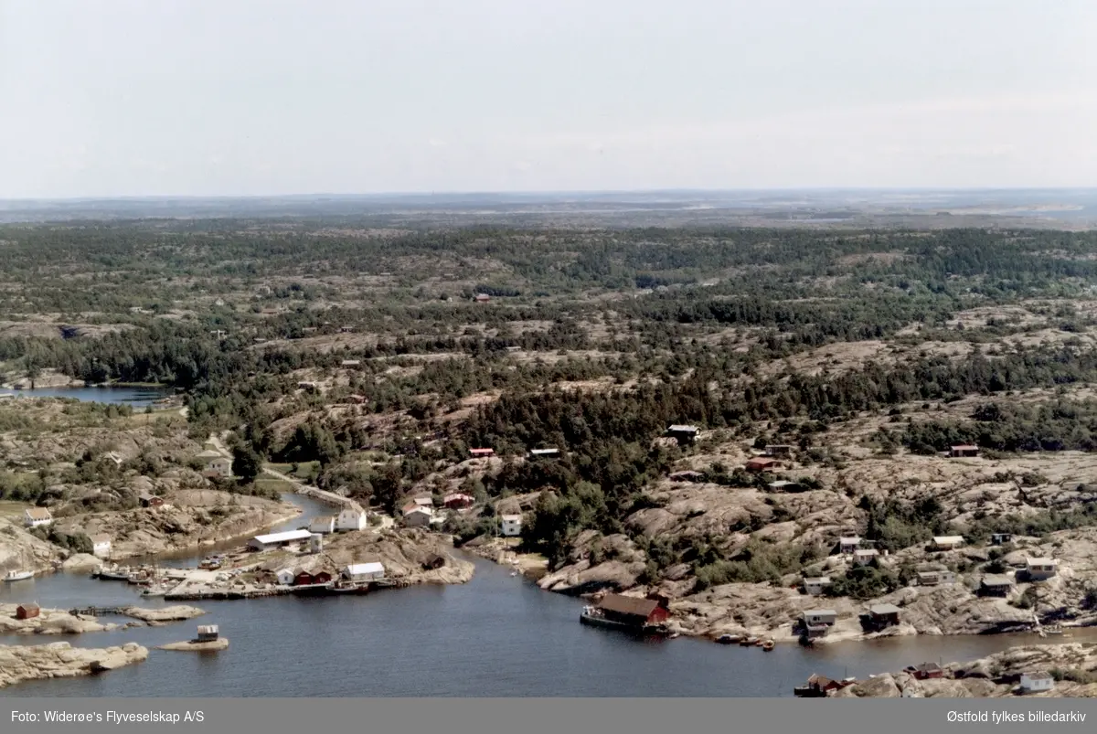 Oversiktsbilde fra Hvaler, Papperhavn på Vesterøy, flyfoto juli 1967.