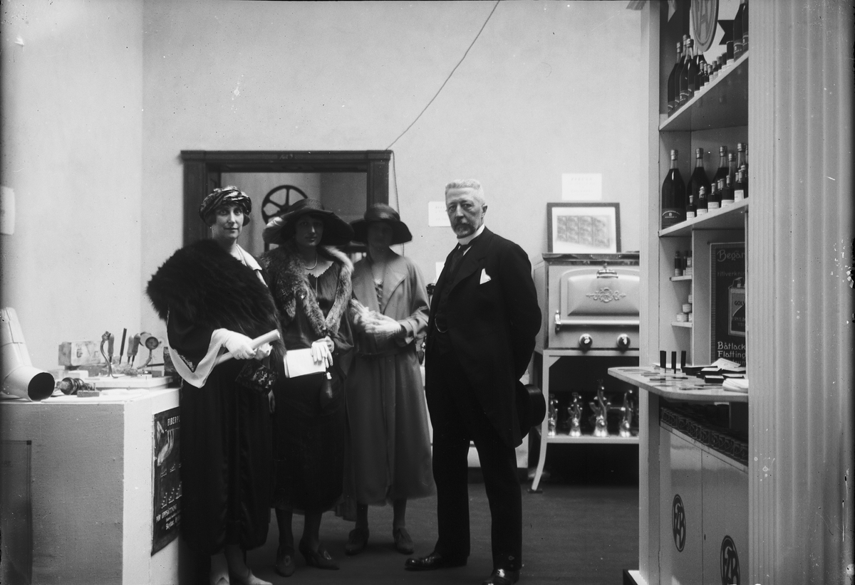Hantverkets propagandautställning: Besökare Prinsessan Ingeborg med döttrarna Märta och Astrid samt prins Eugèn.