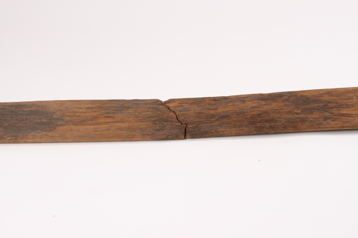 Enkeltski i tre deler med en bred styrerand under. Skien består hovedsakelig av bakski, bindingshull og et lite stykke framski. Bakskien har en avsmalnende form. Bindingshullet er ødelagt. Oversiden av skien har spor etter linjer og er et tidlig eksempel på strekmåtdekor.