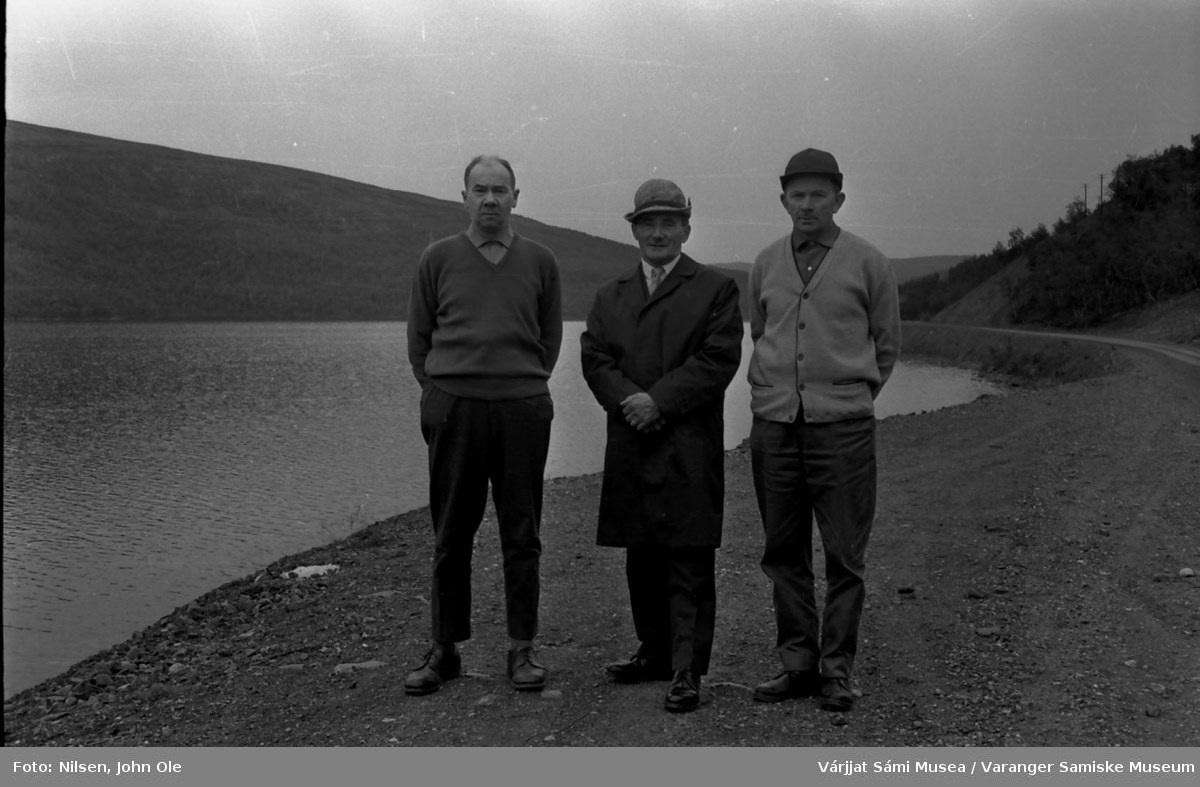 Henrik Ravna og de to tidligere redaktørene i Nuorttanaste Anders Guttormsen og John Ole Nilsen stående ved et vann. Ukjent sted, Juli 1967.