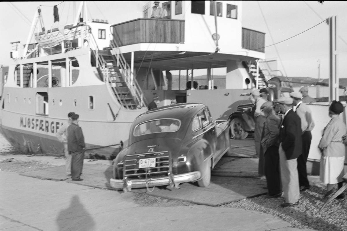 Nes Mengshol, Mjøsfærgen II, Gjøvik-Mengshol, mjøsbåt, ombordkjøring av drosje D-4714. D-4714 er Dodge 1946-48. (Eventuelt søstermerkene DeSoto eller Chrysler, men ikke Plymouth.) 