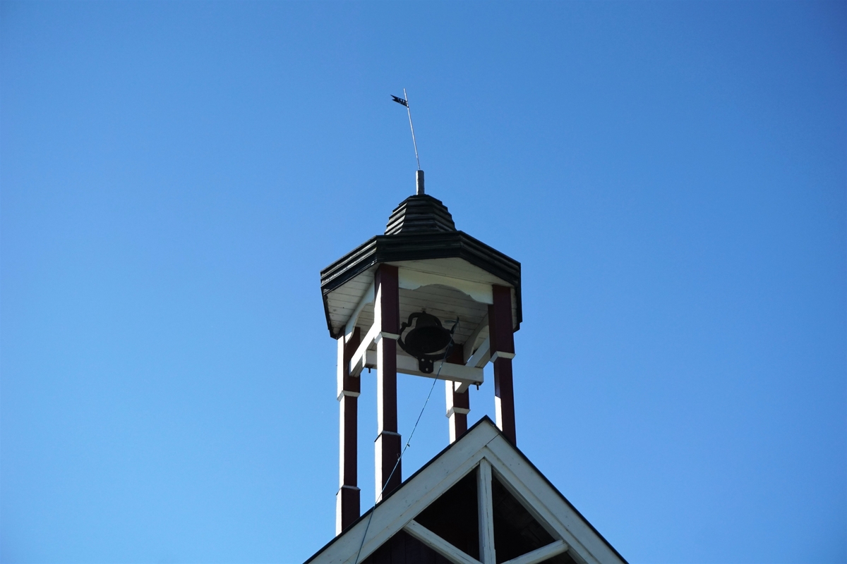 Biskoplien, Nes, Ringsaker. Klokketårnet er plassert på gårdens låve, og stod tidligere på et gammelt bryggerhus/stabbur som nå er revet. Tårnet har en rødmalt grunnkonstruksjon med hvitmalte detaljer, taket er hjelmformet og bekledd i spon. Verken klokken eller tårnet har initialer eller årstall, men værhanen har årstallet 1992. Det finnes også en eldre værhane med årstallet 1888. Støpulet er i god stand, og nylig restaurert (1992).