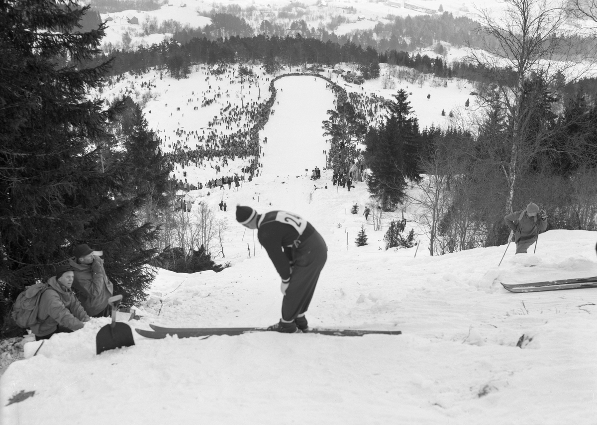 Hoppbakke, hopprenn, skihopper klar til start i strekkbukse ...