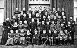 Sanne og Solli bruksskole i Tune ca. 1900. Til venstre lærer