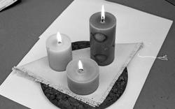 Talgelys. Tre tente talgelys av forskjellig farge og høyde p