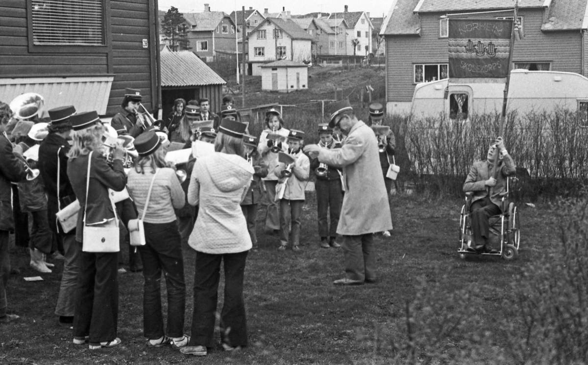 Alf Tyco Micalsen blir feiret med korpsmusikk og overtar dirigentrollen.