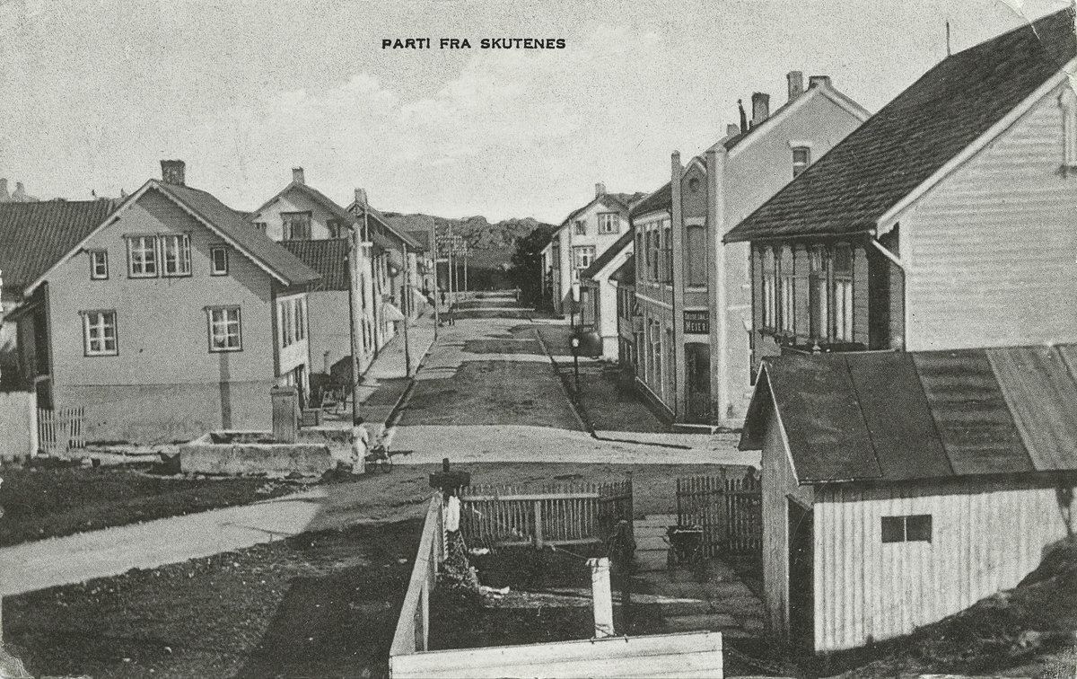 Postkort. Parti fra Skudenes. Gate med bolighus på begge sider.