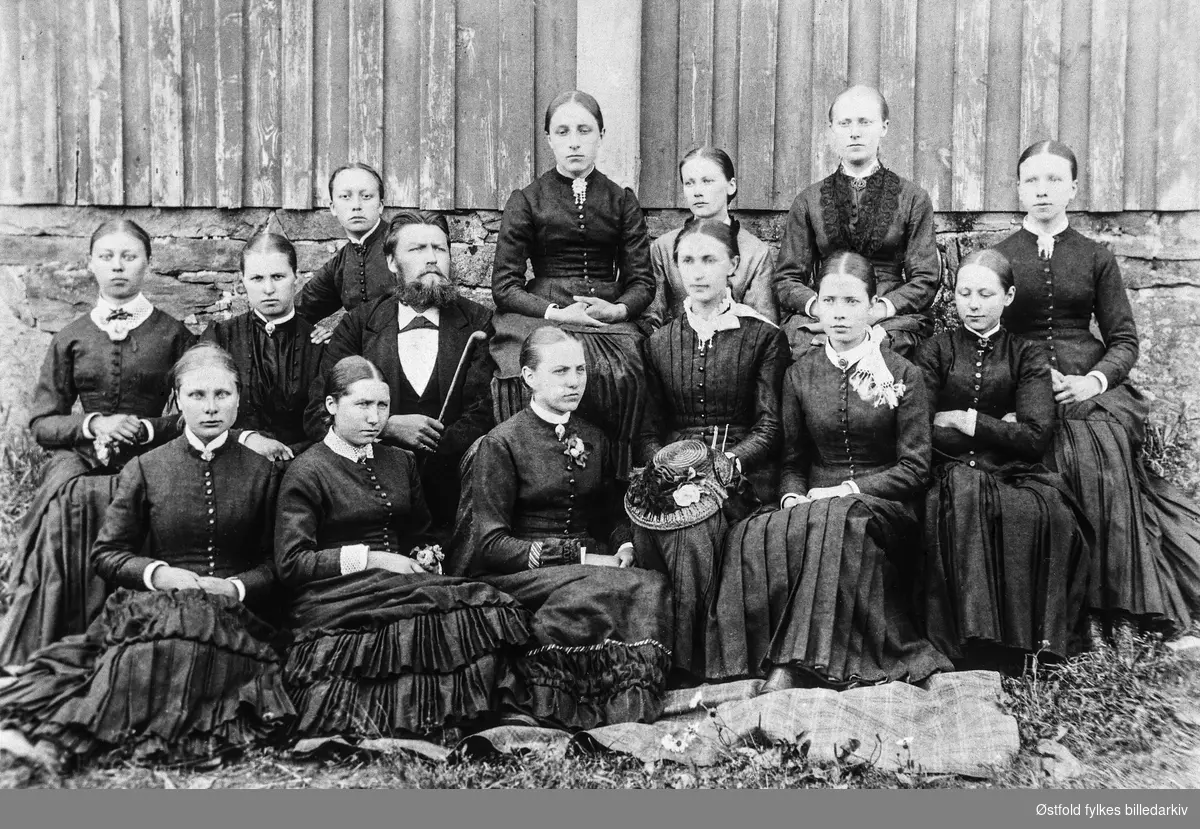 Vesterby Folkehøgskolen på Vesterby i Eidsberg 1884. Lærer Peder P.. Velde og lærerinne frøken Bragernes (uklart hvem av kvinnene det er). Navneliste snu arket%.
