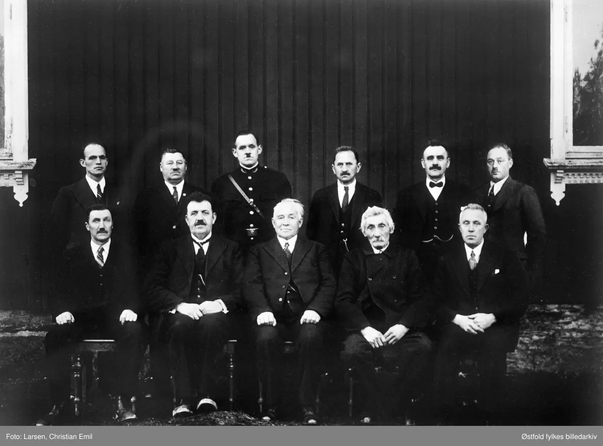 Styret i Skiptvet Sparebank med revisorer, kontrollkomite og kasserer, 1937.

Første rad fra venstre:
Hans Skjelle, Nils Smerthu, direktør Emmar Hoel, Anton I. Vister, Olaf Haug. 

Bakerste rad:
Revisorene Johannes Oustorp og Christian Christiansen. Kontrollkomite lensmann Anders Oustorp, Olaf Olsen og C.O.Hoff. Kasserer Arnt Borgen.