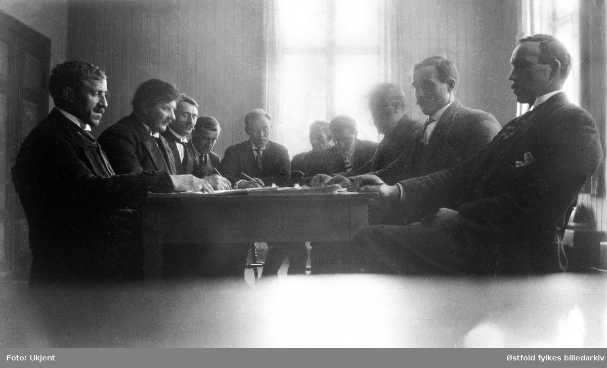 Møte i Skiptvet Ligningsnemnd ca. 1930. Fra venstre: H.Husengen, Ludvig Solberg, Olaus Jakobshaugen, Hilmar Skipperud. 
Resten erukjente.
