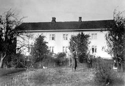 Våningshuset på gården Kjos 70/1 i SKiptvet i 1932. Tre pers