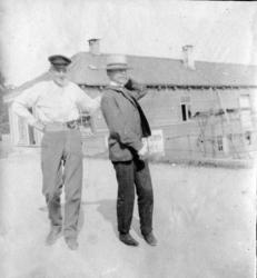 Mønnickegården G.M Bergesen i bakgrunnen.