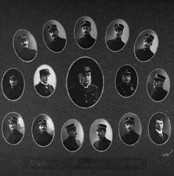 Kollage av ansatte ved Kristiansunds politikammer i 1914. Fo