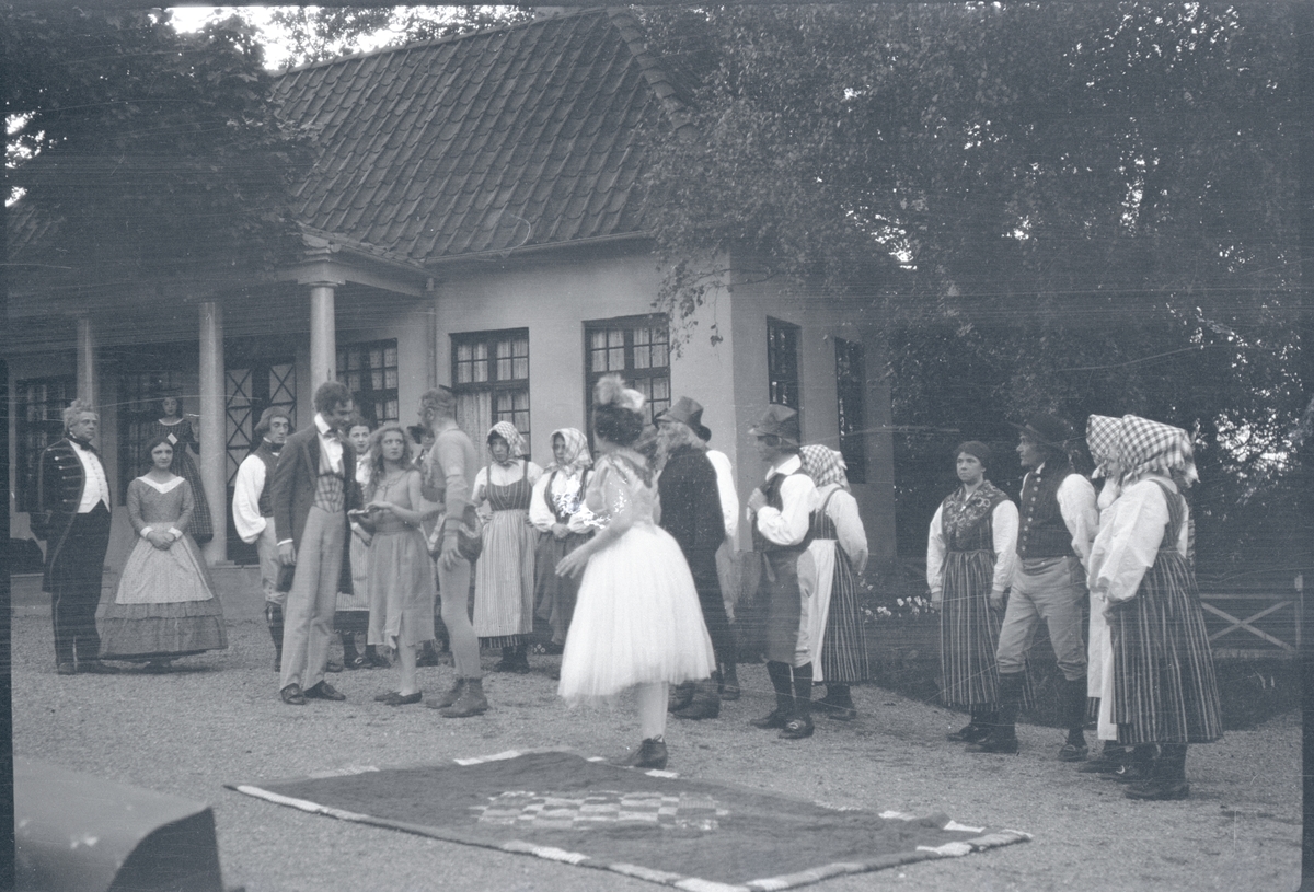 Framförande på Skansen 1929 av dramatiserad version av Selma Lagerlöfs "En herrgårdssägen", i regi av Einar Fröberg. I v bildfält sannolikt Gösta Ekman den äldre.