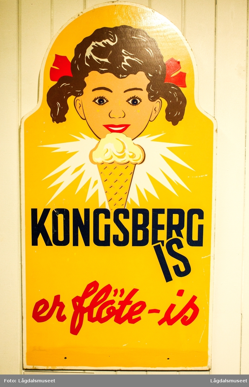 Reklameskilt i tre for Kongsberg Is, brukt i Opdahl Landhandleri i Lyngdal omring 1960.