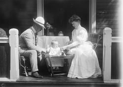 Ferdinand og Bergljot Elster med barn.