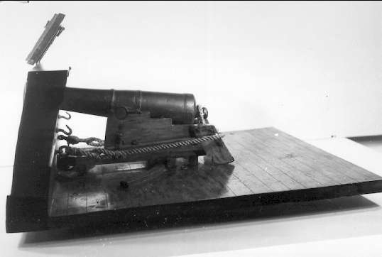 Kanonmodell, styckelåda modell av trä, beslagen med kanon av järn, 24-pundig. Kapten Malmstens modell. Marinmuseet.