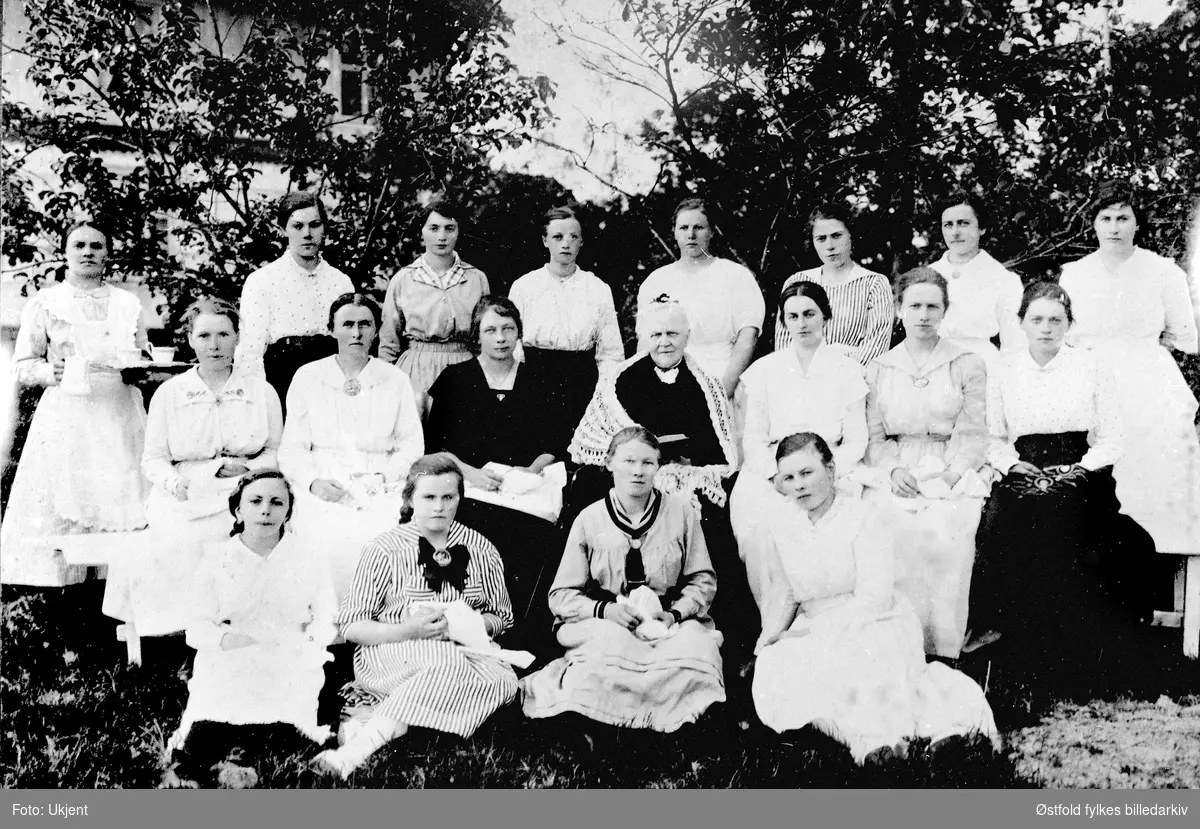 Unges Misjon i Trøgstad med stifteren Hedvig Mellebye (NMS), ca. 1910. Personene er er ukjente.