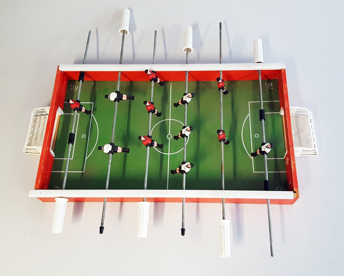 Fotballspel i rektanguler kasse - 2 fotball lag - kvar med 6 "spelarar"