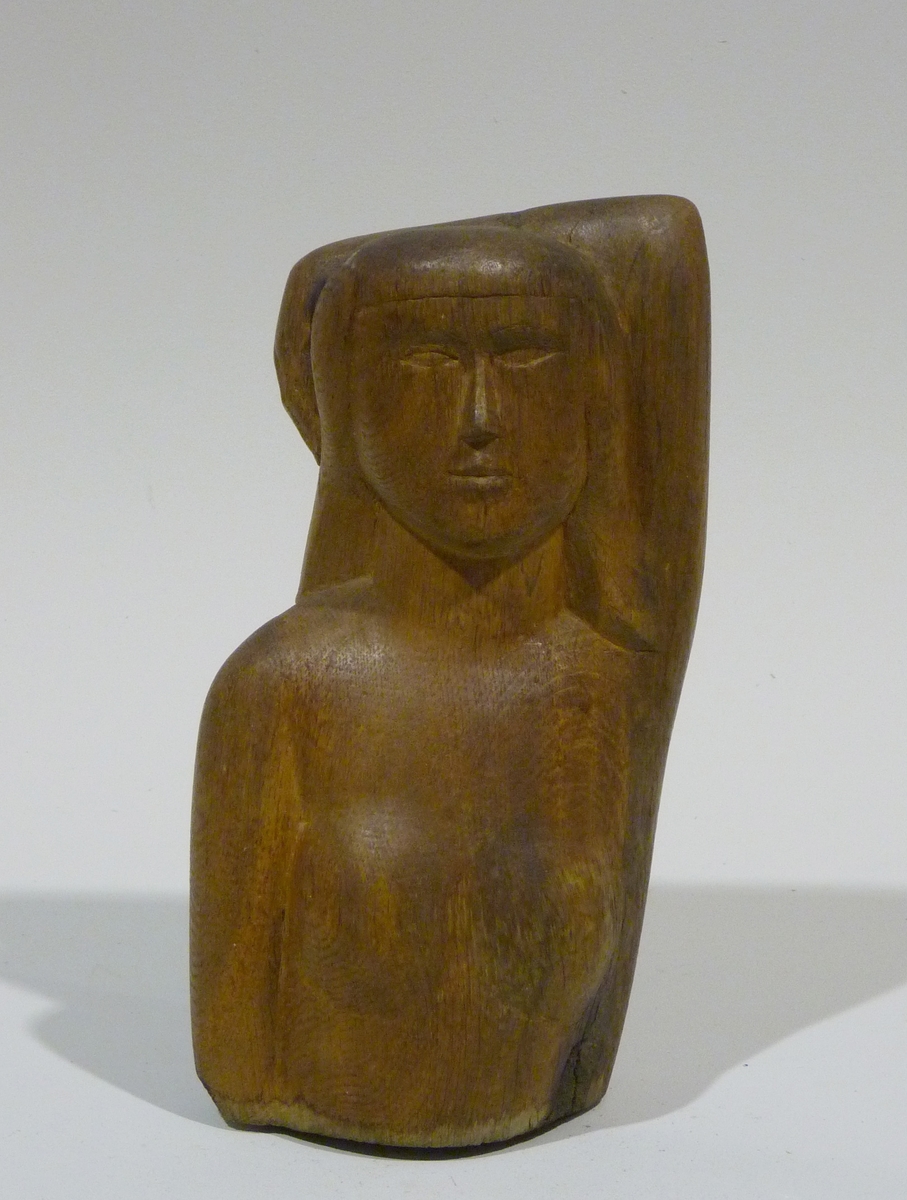 Kvinnotorso med höger arm över huvudet [Träskulptur]