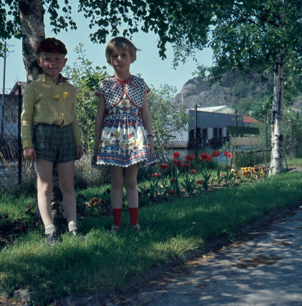 To barn ved blomsterbedet ved Fabrikkplassen i Egersund