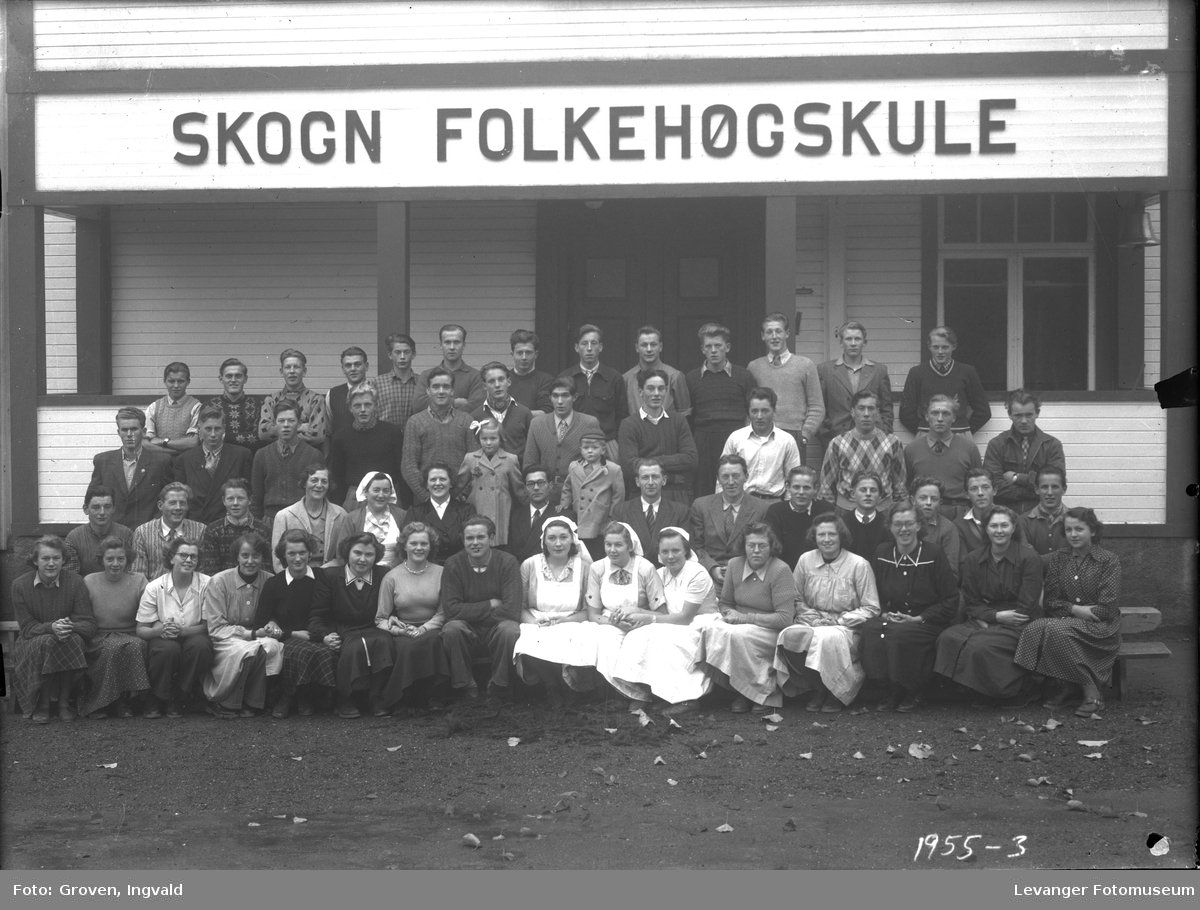 Skolebilde Skogn folkehøgskole med personalet.