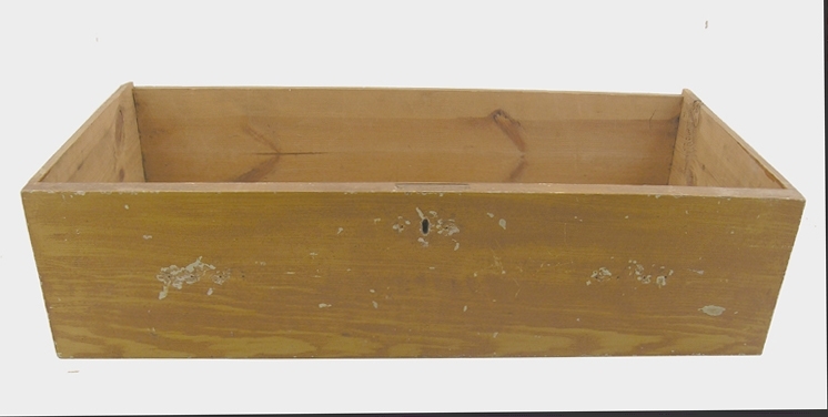 Enl. liggare:
"Trä låda(byrålåda) med div. skomakarsaker.