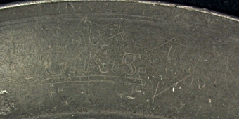Tennfat, illa medfaret. Ristat på brättets undersida: K.G.K.s. , AA , UW med flera initialer.