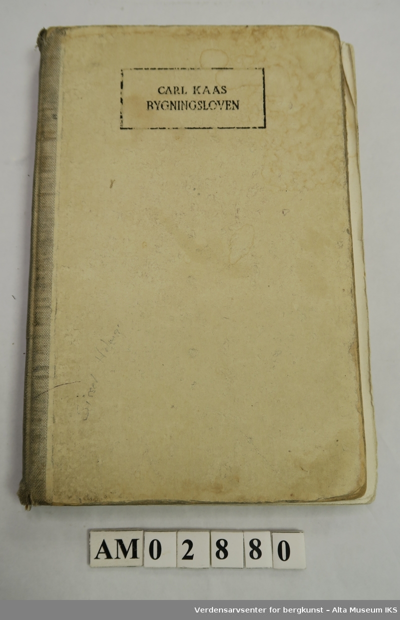 Rektangulær form. Boken er innbundet. Permen er i papp, og øverst på forsiden står tittelen på boken.