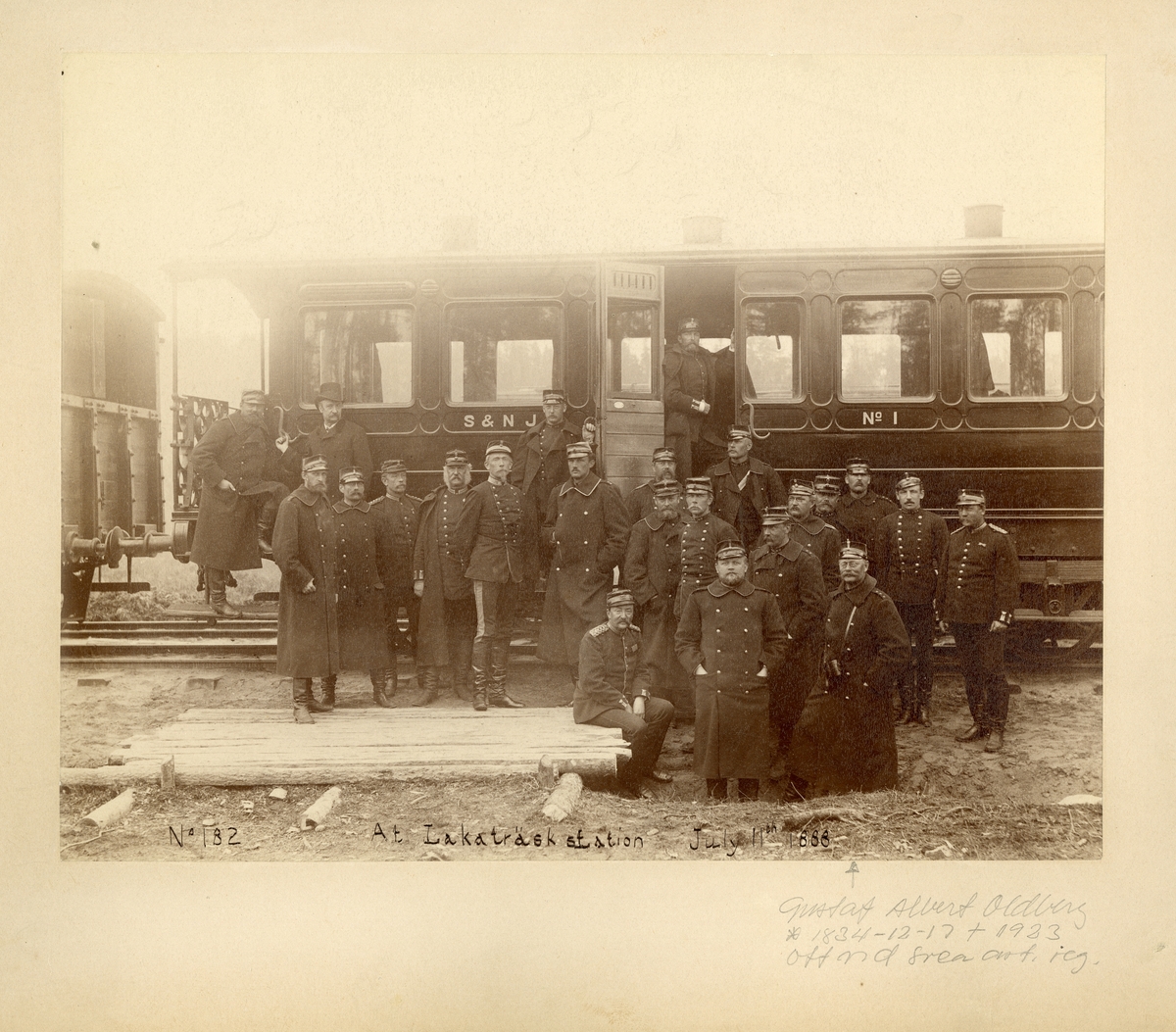 Grupporträtt av officerare vid Svea artilleriregemente A 1 utanför en järnvägsvagn vid Lakaträsk station 1888.