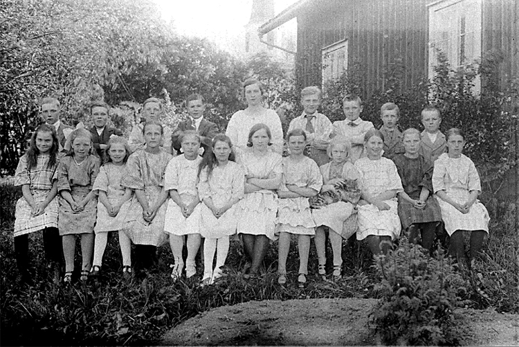 Skolklass i Flistad.
1. Lärarinnan Signe Lundkvist
2. Berta, senare gift Rosander