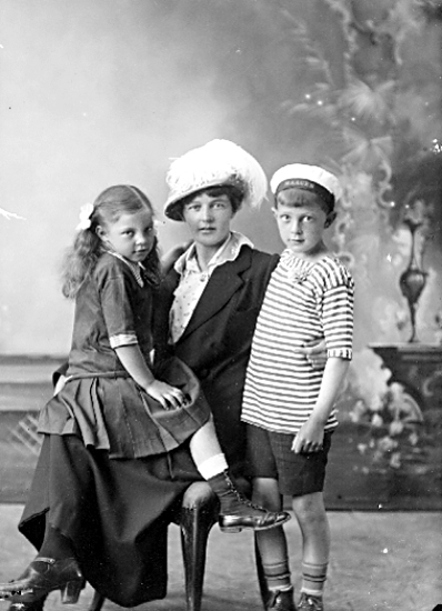 Grete och Reinhold är brorsbarn till Karin Bäckström.

Karin Bäckström f. 1880 drev fotoateljé på Vasagatan 5 i Töreboda. Hon tog över den av sin far Thure Bäckström, som hade etablerat firman 1886, och hon drev den mellan 1896 -1916.
Karin Bäckström gifte sig år 1917 med John Knape.