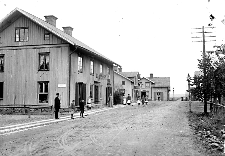 Karin Bäckström f. 1880 drev fotoateljé på Vasagatan 5 i Töreboda. Hon tog över den av sin far Thure Bäckström, som hade etablerat firman 1886, och hon drev den mellan 1896 -1916.
Karin Bäckström gifte sig år 1917 med John Knape.