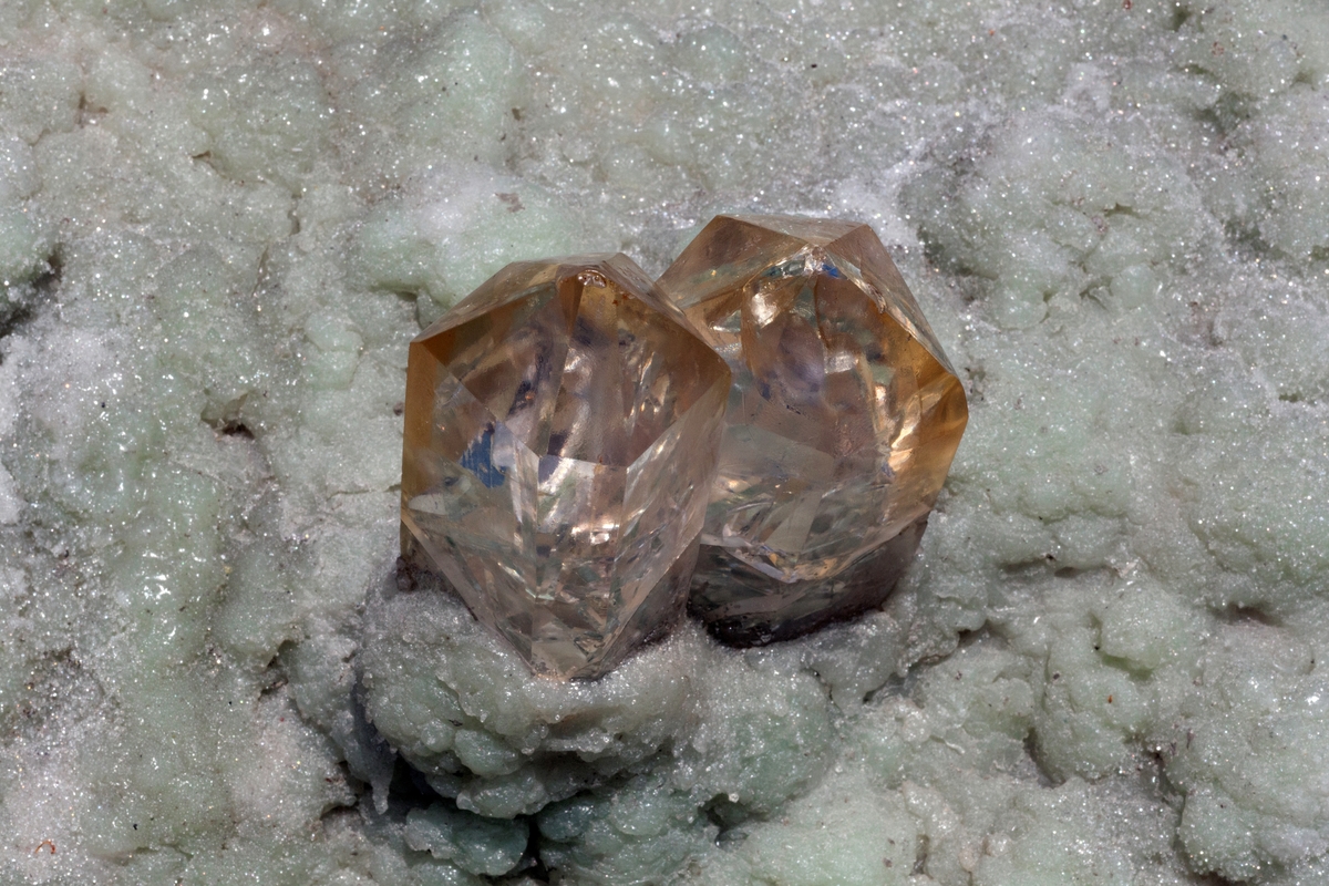 Mineraler og bergarter som er funnet på stedet og brukt i kunstverket:
Gul Limonitt (brunjernstein) med bergkrystall,
Rød Porfyr,
Grønn Prehnitt med kalkspat,
Hvit Porfyr,
Svart Porfyr,
Svart Epidot med bergkrystall