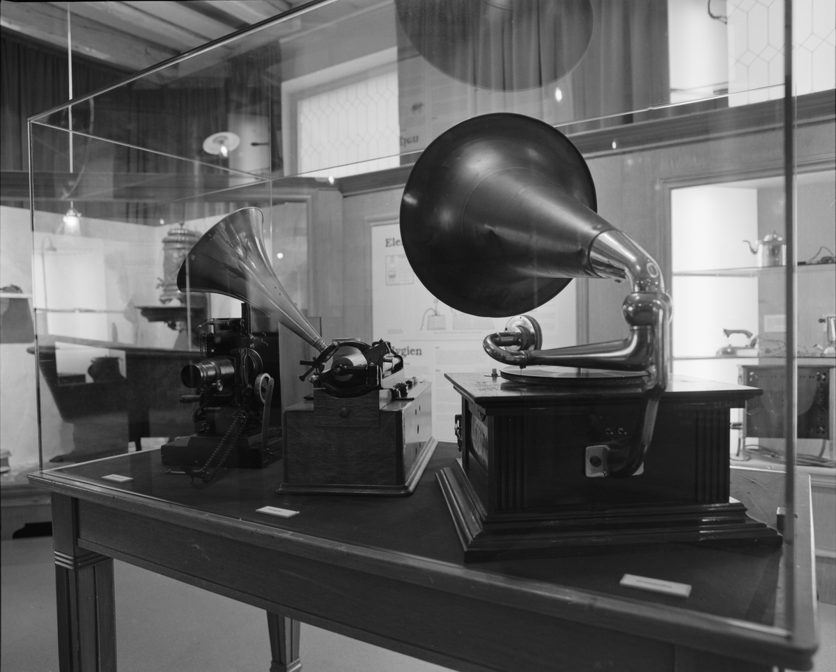 Dokumentation av utställningen "Teknikens under för 100 år sedan", Elkraftsmuseet. Monter med projektor, fonograf och grammofon.