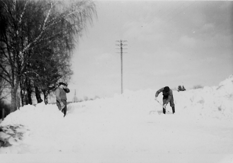 Snöröjning utanför Heljesgården 1951.