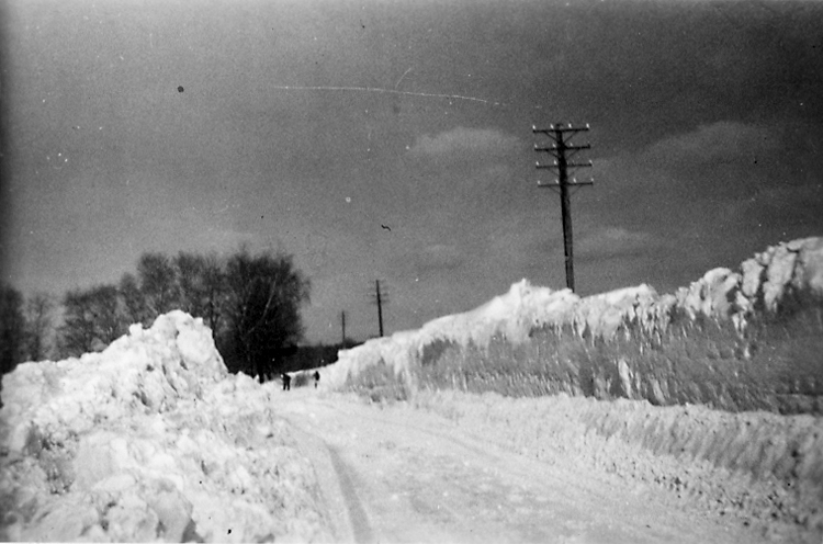 Utanför Heljesgården snövintern år 1951.