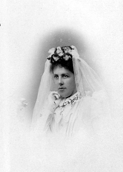 har tillhört Eva Linblom.

Charlotte Hermanson, f. 1852, drev fotoateljé på Torggatan 47 i Skara under åren 1885-1916. Filial i Lundsbrunn.
